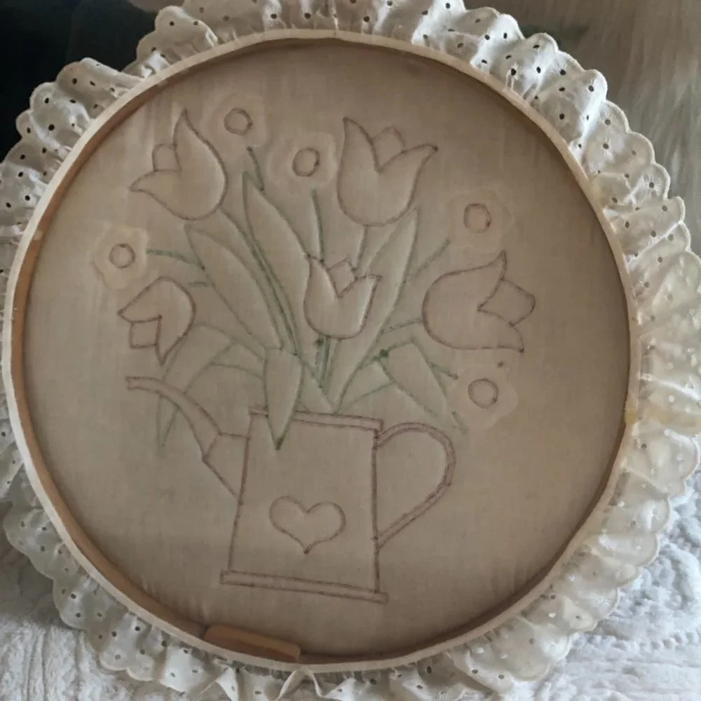 LARGE VINTAGE QUILTED EMBROIDERY ART IN WOODEN HOOP FRAME - Picture 8 of 8